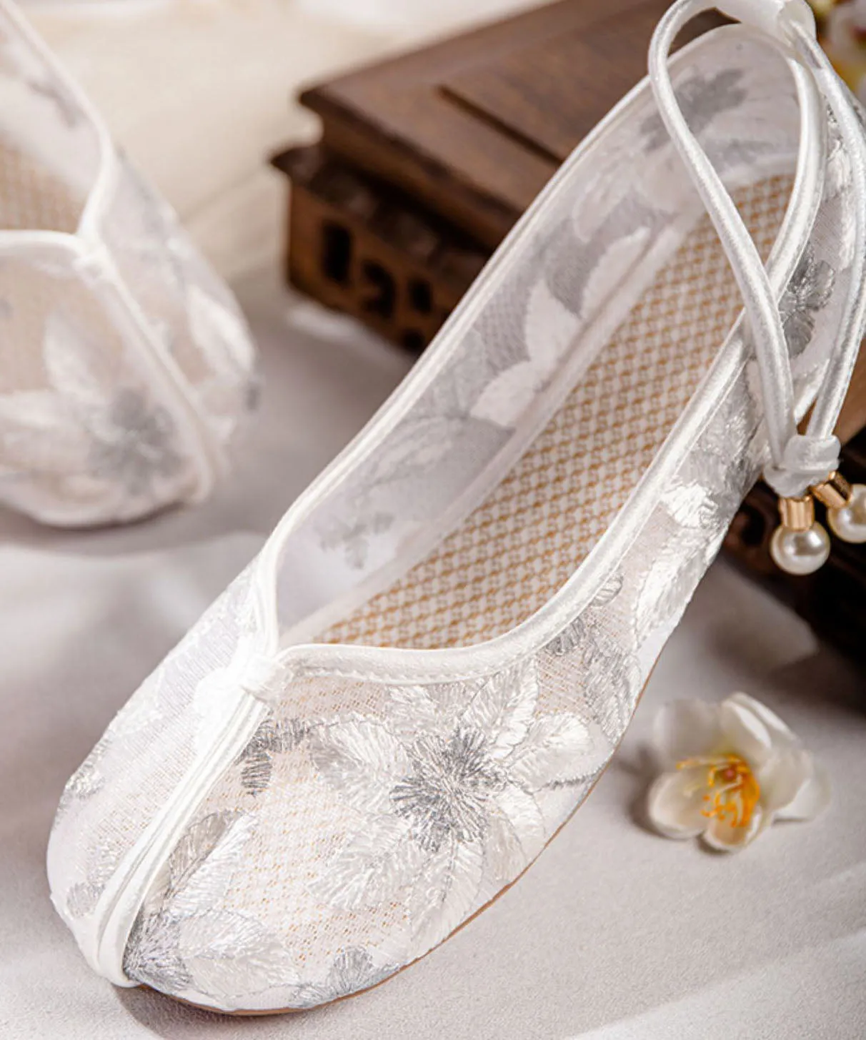 Art Splicing Hollow Out Embroideried Shoes Gold Tulle Fabric LY7628