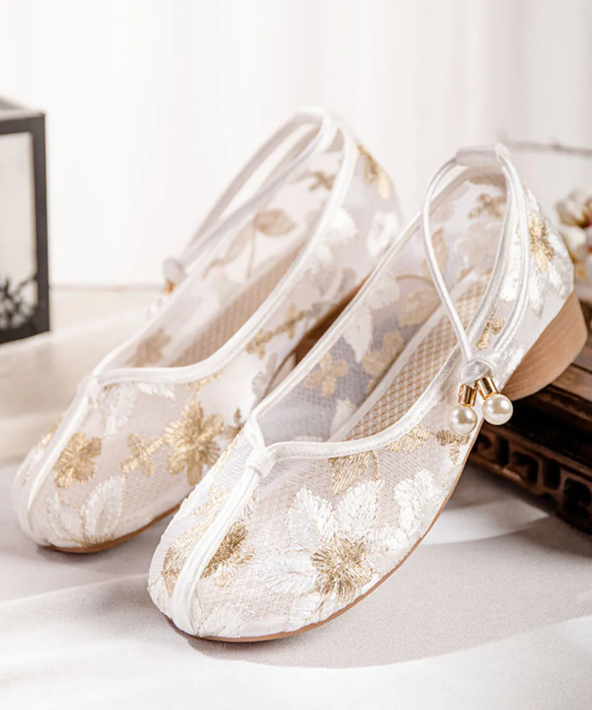 Art Splicing Hollow Out Embroideried Shoes Gold Tulle Fabric LY7628