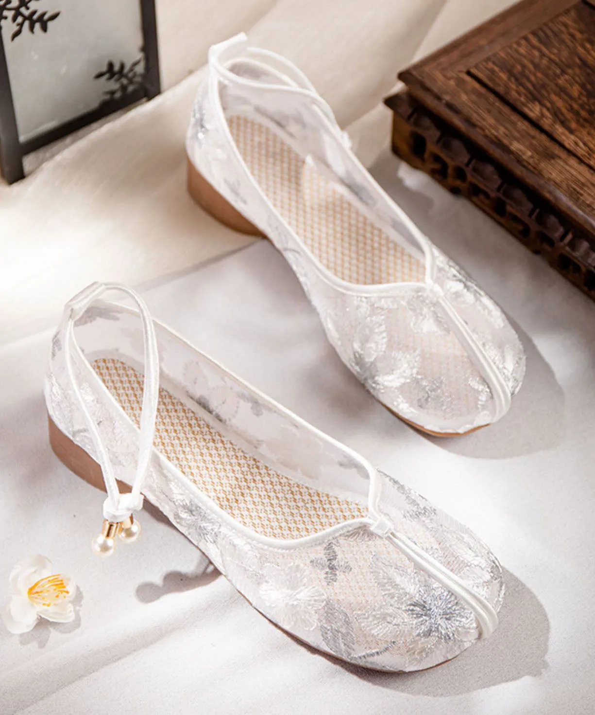 Art Splicing Hollow Out Embroideried Shoes Gold Tulle Fabric LY7628