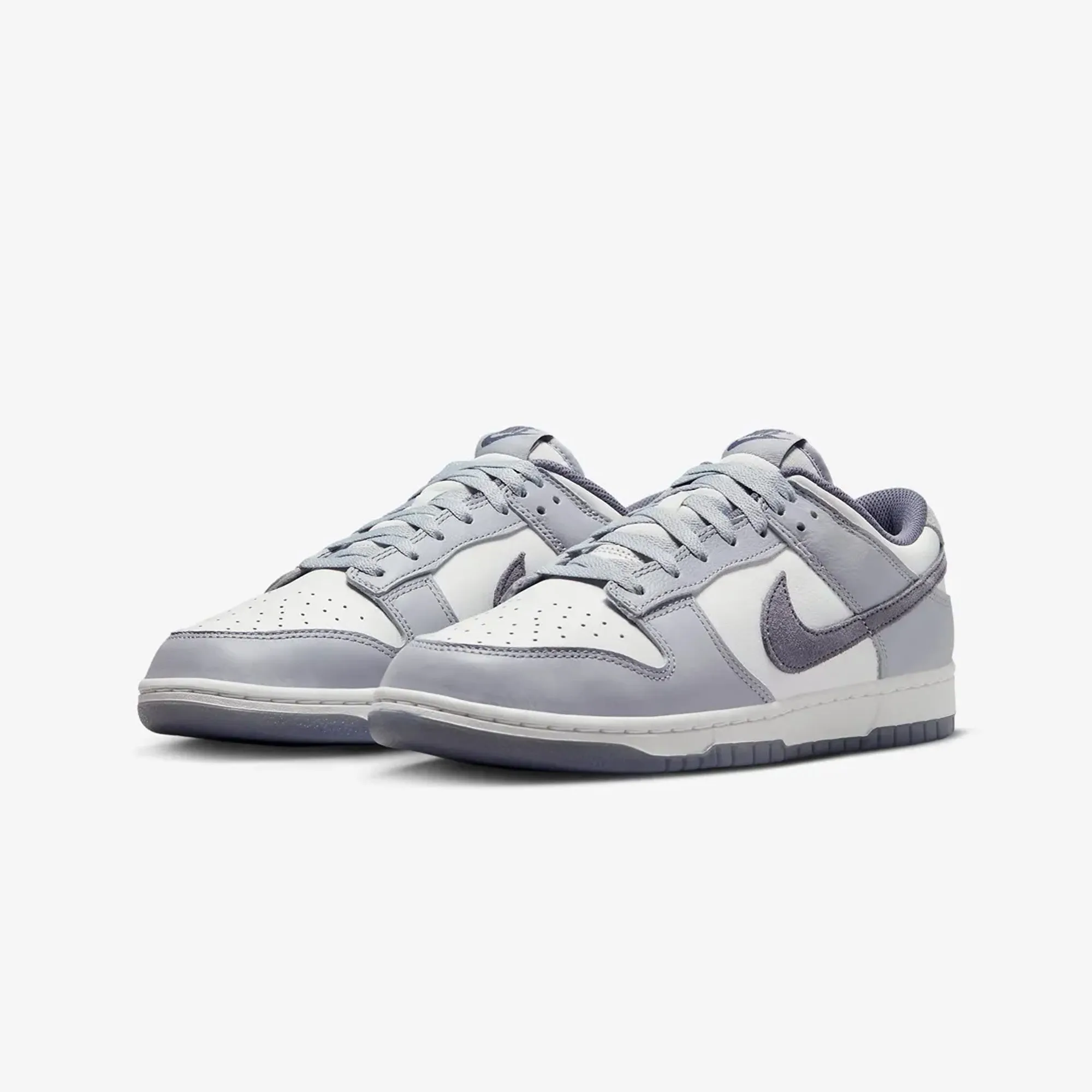 Nike | DUNK LOW RETRO SE  { WHITE/LIGHT CARBON-PLATINUM TINT